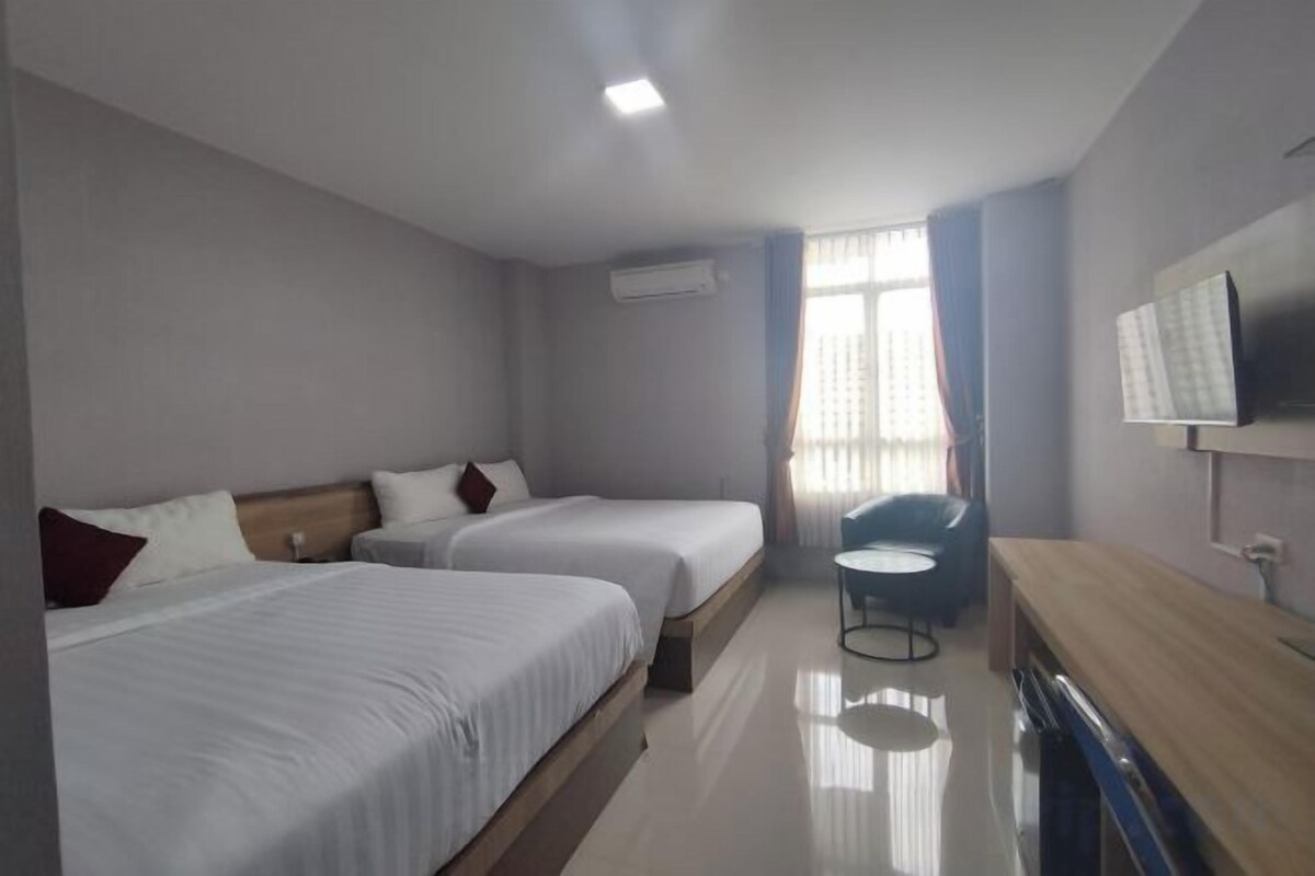 Minibar, in-room safe, desk, WiFi (free)