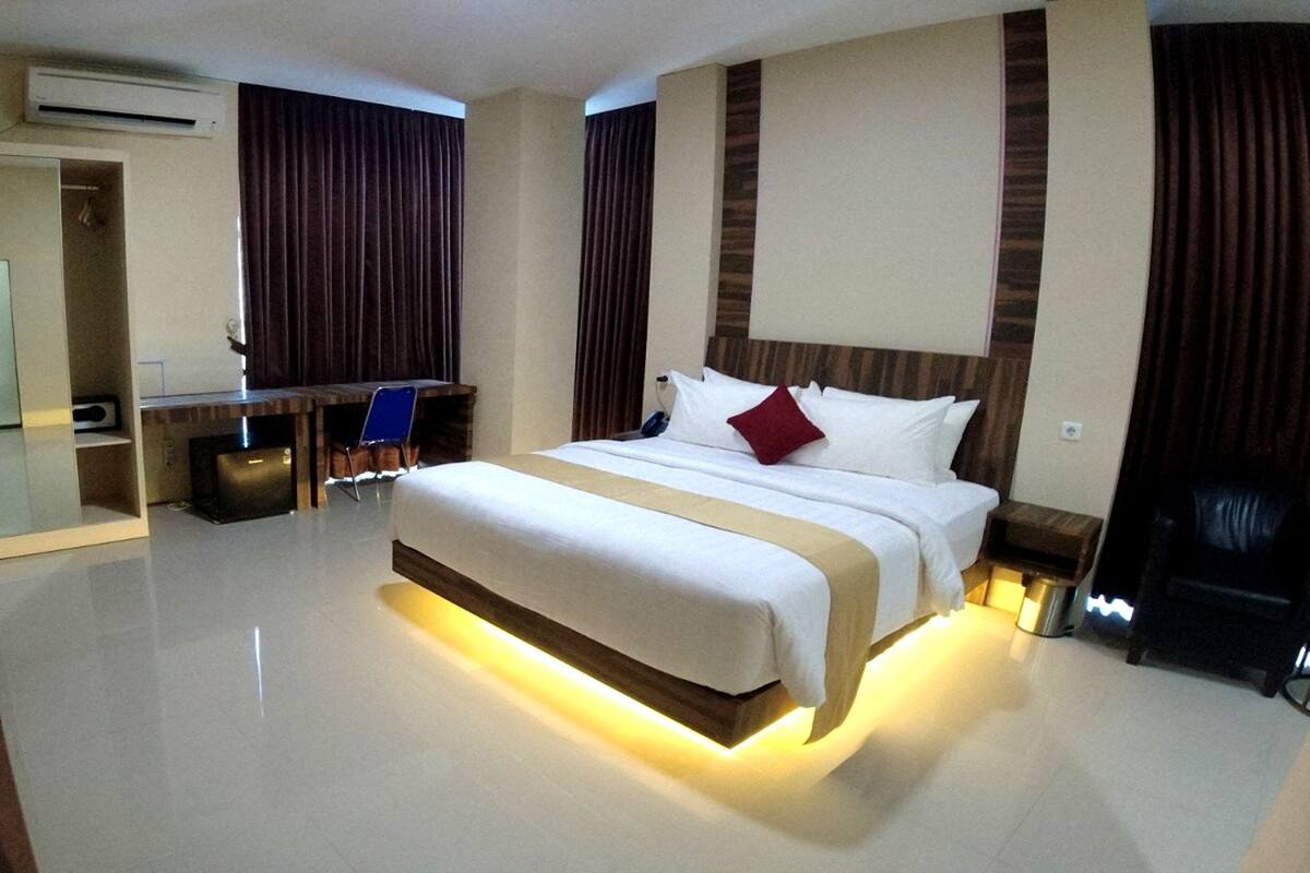 Deluxe Double Room | Minibar, in-room safe, desk, free WiFi