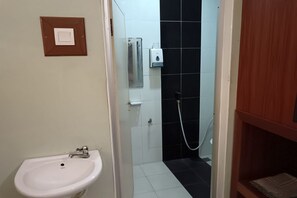 Standard Triple Room | Bathroom | Shower, rainfall showerhead, free toiletries, hair dryer - Fins Hotel, Alor Setar (Alor Setar)