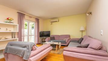 Căn hộ (A1) | Phòng khách | TV