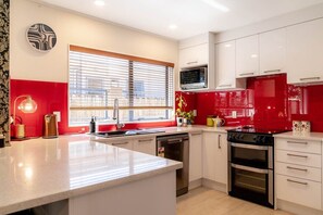 Fridge, microwave, oven, stovetop - Spacious Eastern Beach Home by Zodiak Stays (Auckland)