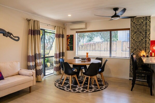 Dining - Spacious Eastern Beach Home by Zodiak Stays (Auckland)