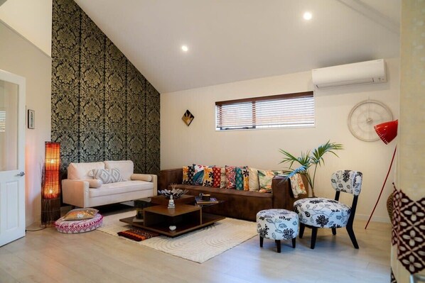 TV, offices - Spacious Eastern Beach Home by Zodiak Stays (Auckland)