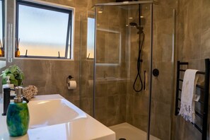 Shower, hair dryer, towels - Spacious Eastern Beach Home by Zodiak Stays (Auckland)