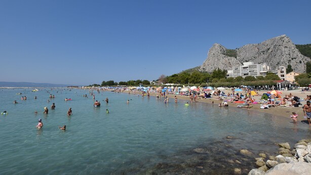 A beach with clear water, rocky shore, and a mountain in the background. - House Madonna di Smovo (Gata)
