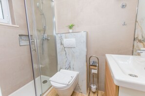 Studio (A2) | Bathroom