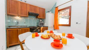 Apartment (A1) | Private kitchen | Oven, electric kettle