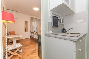 Studio (A1) | Private kitchen | Electric kettle - Apartment Martini (Split)