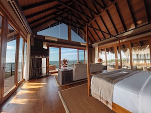 Luxury Cabin, 2 Bedrooms, Beach View | Peralatan tempat tidur premium, busa memori, peti besi dalam bilik 