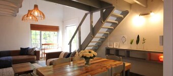 Artistic Loft Cottage. Central. Parking.