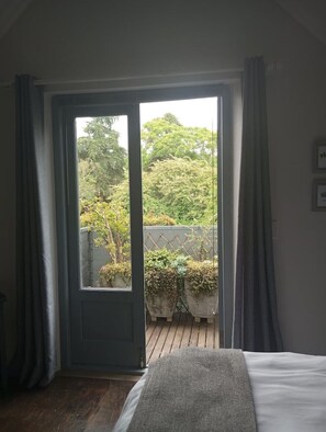 2 bedrooms, free WiFi, bed sheets - Artistic Loft Cottage. Central. Parking. (George)