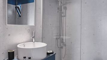 Dusche, kostenlose Toilettenartikel, Haartrockner, Hausschuhe