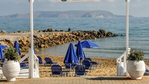 Een strandcafé met een bord waarop staat 