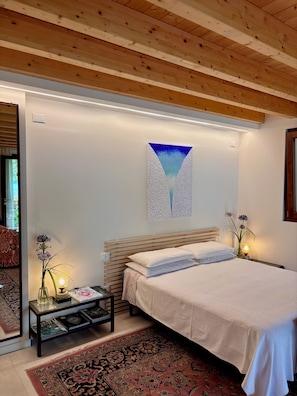 1 bedroom, WiFi, bed sheets - Dependance by the Lake Ground Floor (Marone)