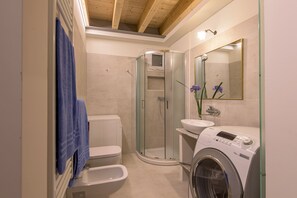 Dusche, umweltfreundliche Kosmetikartikel, Haartrockner, Bidet
