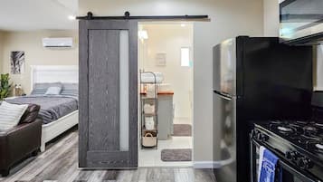 1 dormitorio, escritorio, tabla de planchar con plancha y wifi