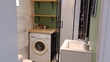 Serviettes fournies, papier toilette