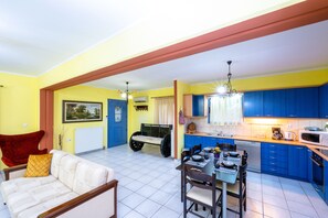 Living area - Like my home
Next to airport,sea..Beautiful sea view. (spata)