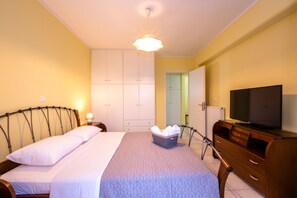 2 bedrooms, iron/ironing board, WiFi, bed sheets