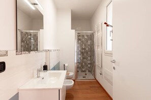 Dusche, Haartrockner, Bidet, Handtücher