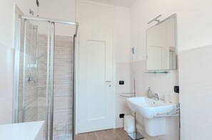 Douche, sèche-cheveux, bidet, serviettes fournies