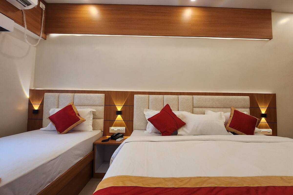 Deluxe Triple Room | Egyptian cotton sheets, premium bedding, desk, free WiFi
