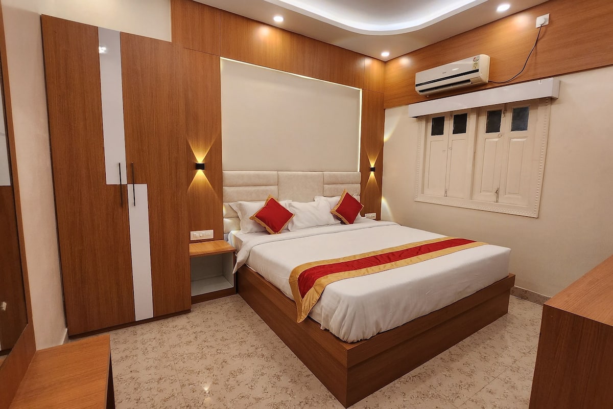 Egyptian cotton sheets, premium bedding, desk, free WiFi