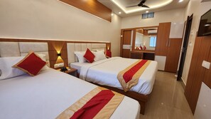 Egyptian cotton sheets, premium bedding, desk, free WiFi - Hotel Priyadarsini (Bankura)