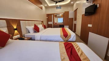 Deluxe Triple Room | Egyptian cotton sheets, premium bedding, desk, free WiFi