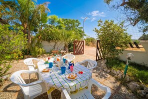 Casa standard, 2 quartos, ar-condicionado (Villetta Fina Bella -Near Sandy Beach) | Opções para refeição ao ar livre