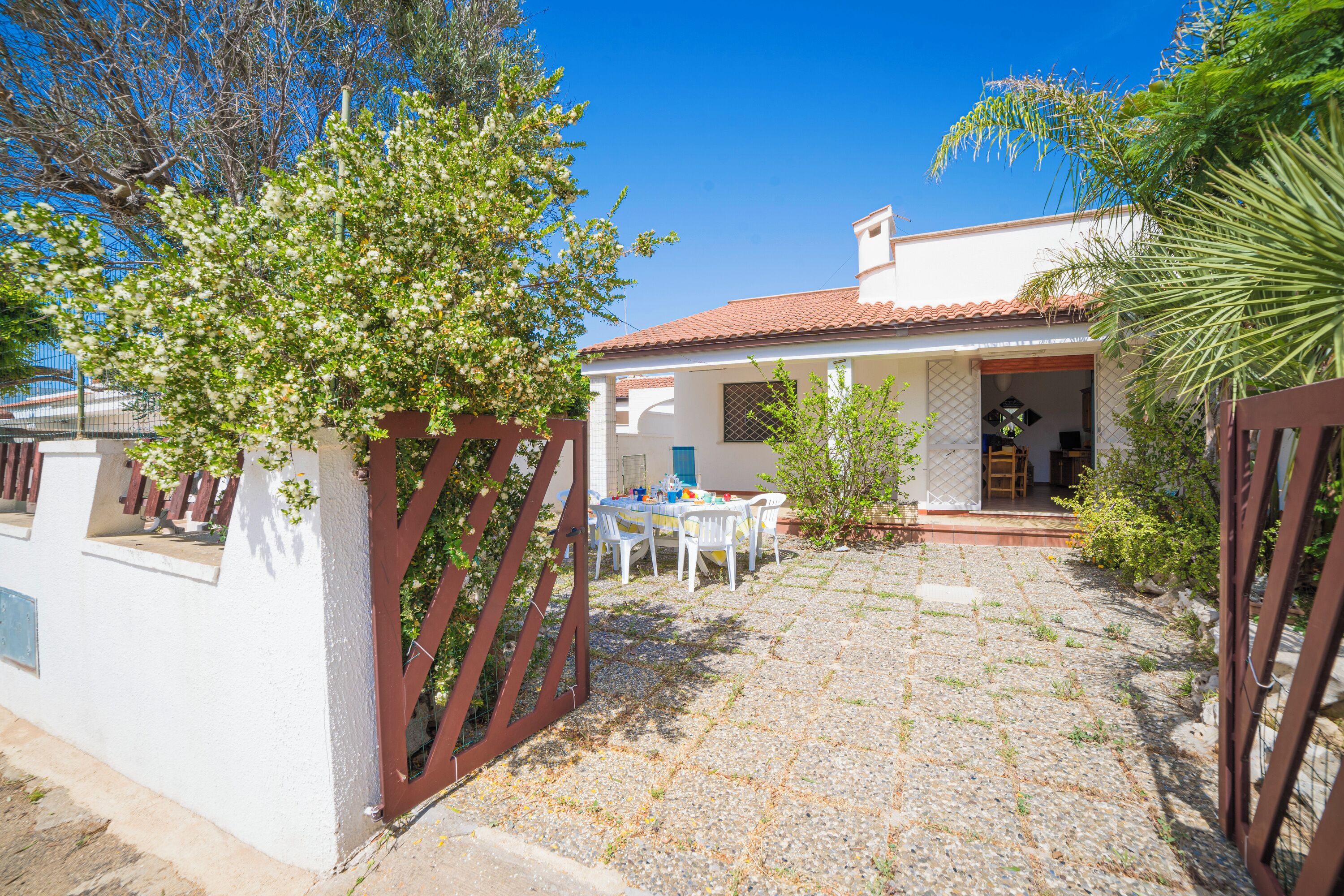 Casa estándar, varias habitaciones (Villetta Fina Bella -Near Sandy Beach) | Restaurante al aire libre