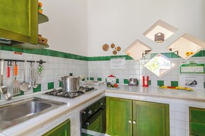 Casa estándar, varias habitaciones (Villetta Fina Bella -Near Sandy Beach) | Cocina privada | Frigorífico, horno, placa de cocina y cafetera o tetera