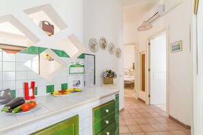 Kjøleskap, ovn, kokeplater og kaffetrakter/tekoker