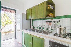 Kjøleskap, ovn, kokeplater og kaffetrakter/tekoker