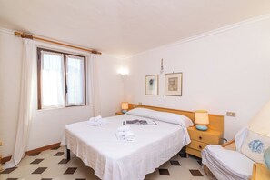 2 habitaciones, tabla de planchar con plancha y ropa de cama 