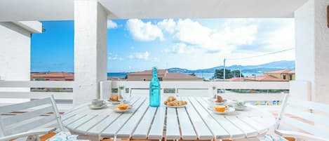 Familienapartment, Mehrere Schlafzimmer (La Lampara House) | Speisen im Freien