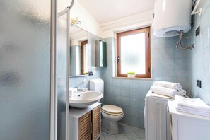 Familienapartment, Mehrere Schlafzimmer (La Lampara House) | Badezimmer | Dusche, Haartrockner, Handtücher, Seife