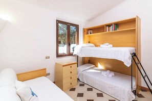 Familienapartment, Mehrere Schlafzimmer (La Lampara House) | 2 Schlafzimmer, Bügeleisen/Bügelbrett, Bettwäsche
