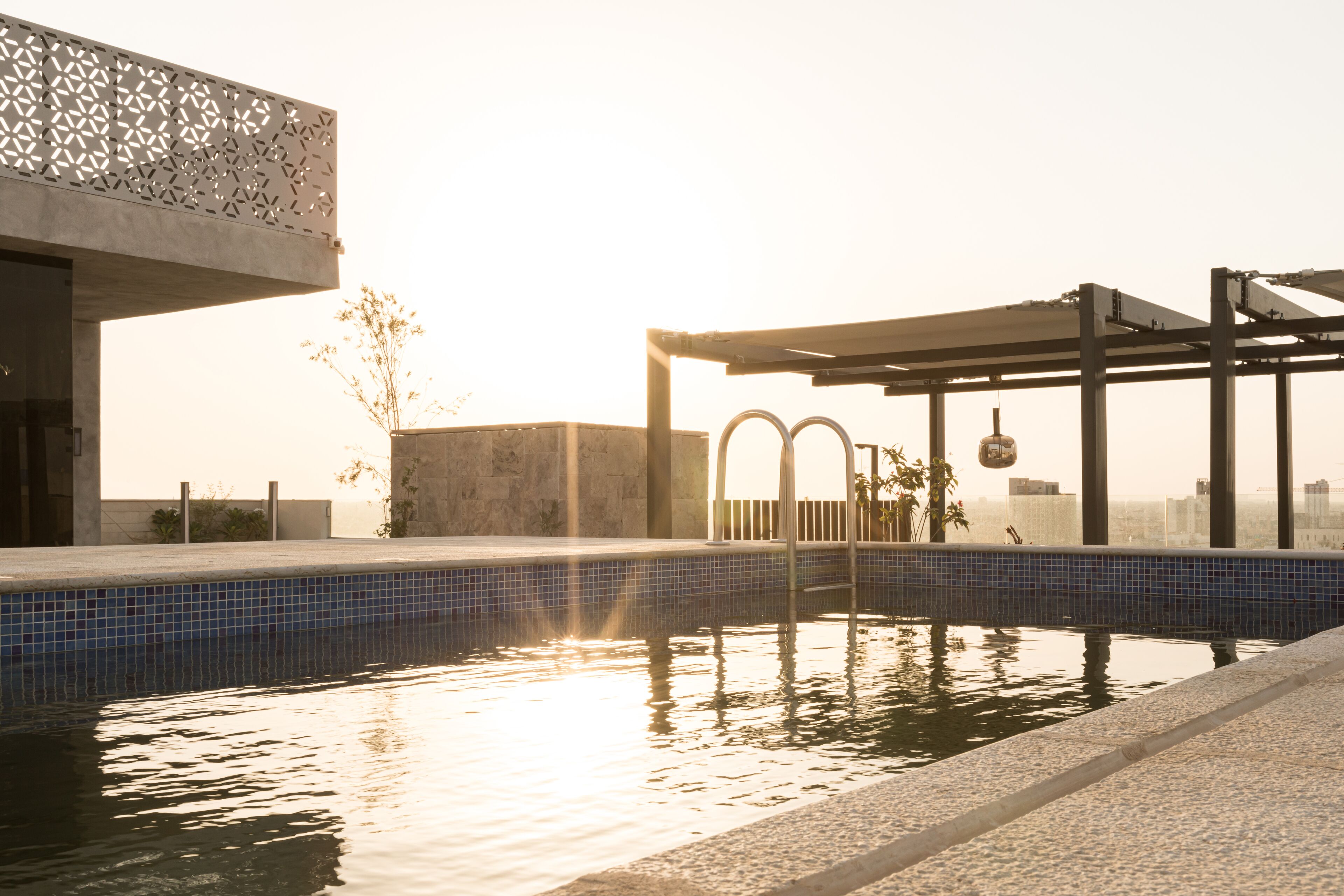 Una piscina al aire libre