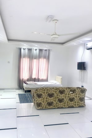 Deluxe Apartment, 1 Bedroom | Desk, free WiFi, bed sheets