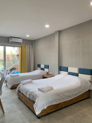 Tomannsrom – deluxe, balkong, resort-utsikt | Skrivebord, skrivebord for bærbar PC og strykejern/-brett