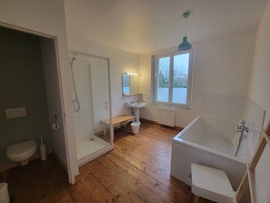 A bathroom with a shower, toilet, sink, and bathtub. - La Sucrerie (Vexin-sur-Epte)