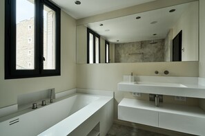 Douche, sèche-cheveux, serviettes fournies, savon