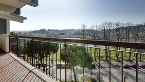 A balcony with a view of a parking lot and a distant cityscape. - Colombo 76 in Firenze (Florence)
