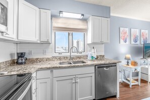 Fridge, microwave, oven, stovetop - Sea Mystic Unit K - Ocean view (North Myrtle Beach)