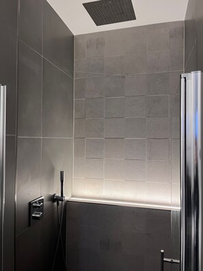 Sèche-cheveux, serviettes fournies, savon, papier toilette