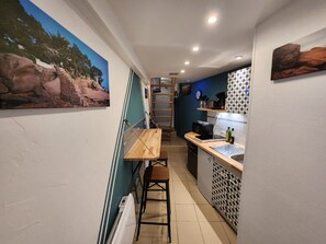 Geladeira, micro-ondas, cooktop, cafeteira/chaleira