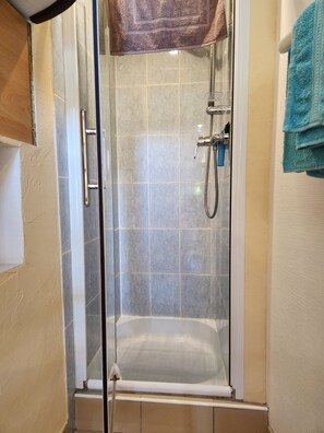 Een haardroger, handdoeken, toiletpapier