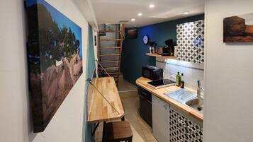 Fridge, microwave, stovetop, coffee/tea maker