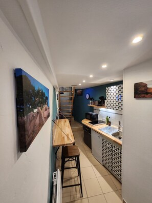 Een koelkast, een microgolfoven, een kookplaat